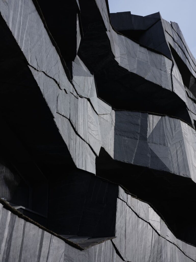 Vista de la fachada contemporánea de los apartamentos La Querola en Ordino, Andorra, diseñados por Jean Nouvel.