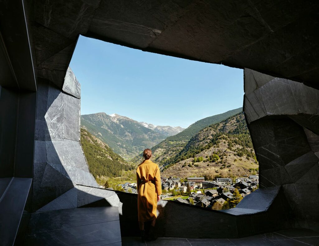 Apartamento con vistas panorámicas al valle de Ordino y las montañas de Andorra.